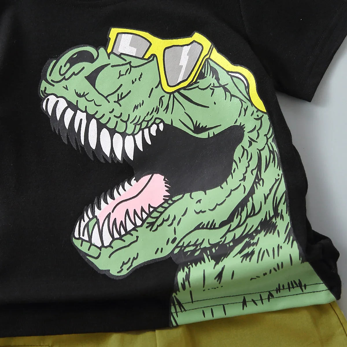 2pcs Toddler Boy Playful Dinosaur Print Tee & Cargo Shorts Set